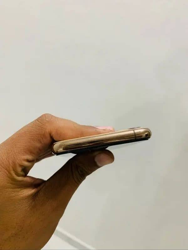 I phone 11pro good condition bettry health 92 call number 03100788012 1