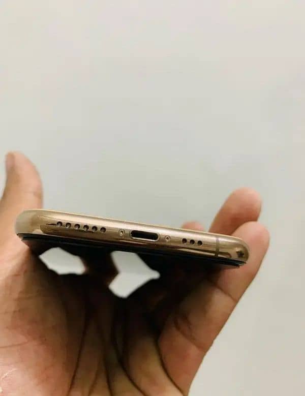 I phone 11pro good condition bettry health 92 call number 03100788012 2