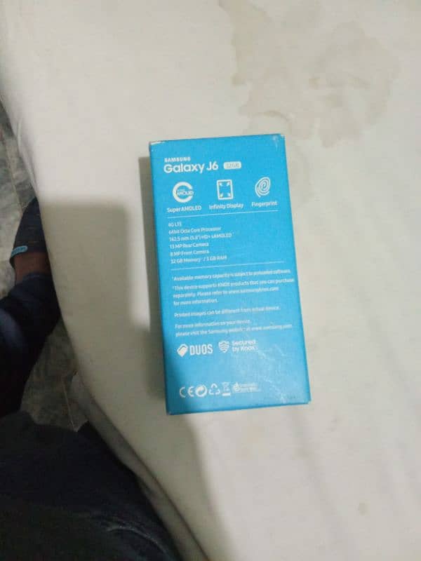 Samsung j6 for sale 9by10 condition with original box and charger 7