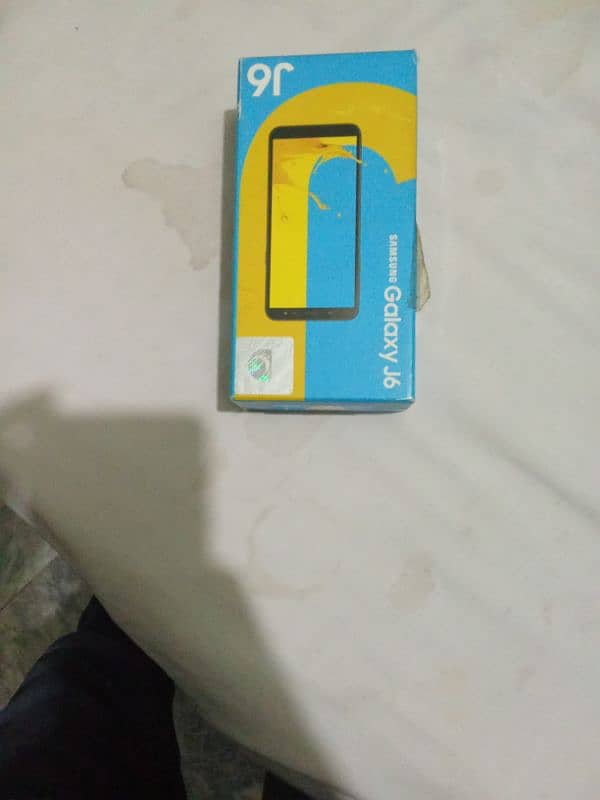 Samsung j6 for sale 9by10 condition with original box and charger 9