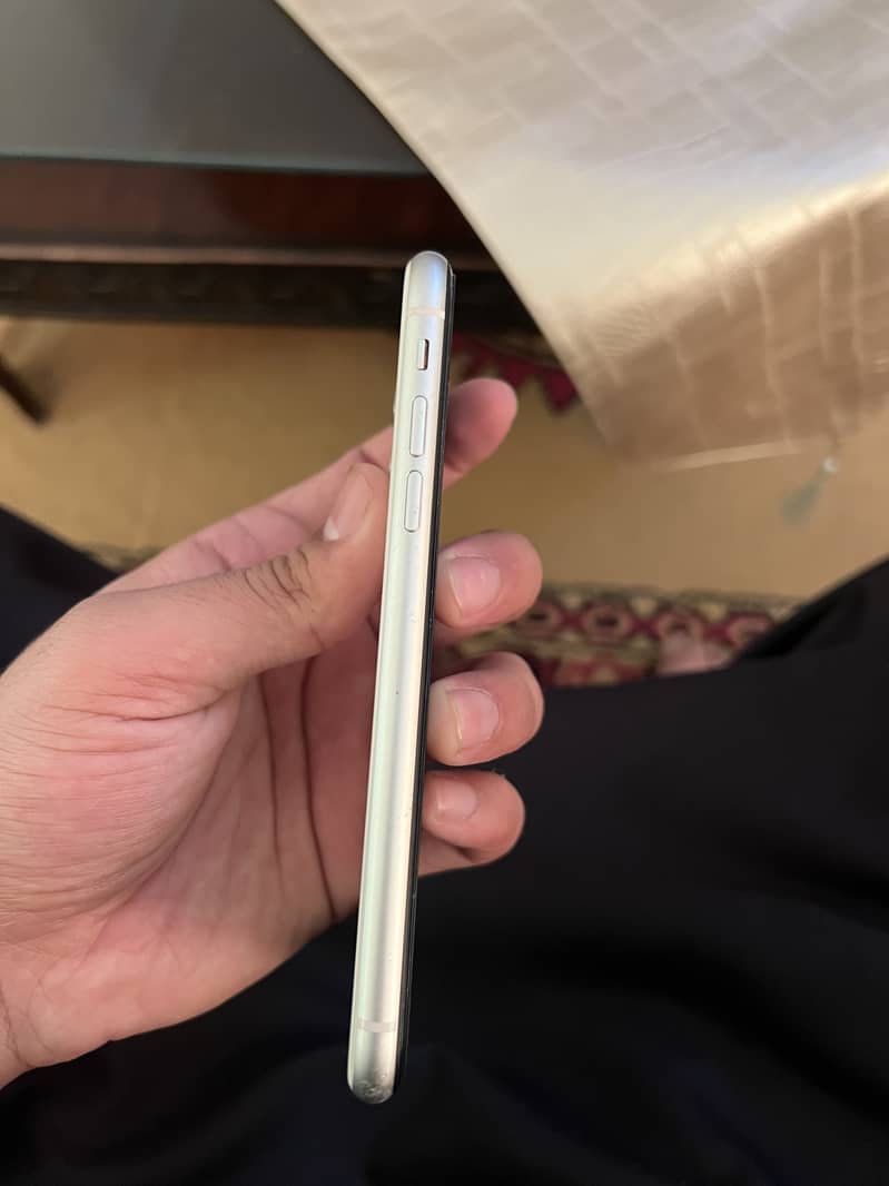 Apple iPhone 11 3