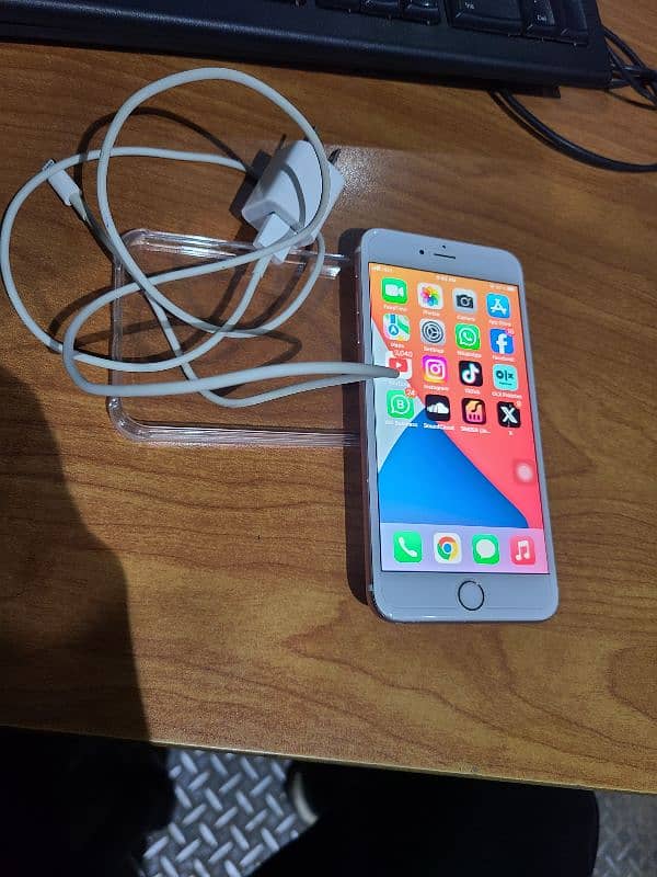 Iphone 6S plus 64 GB PTA 8