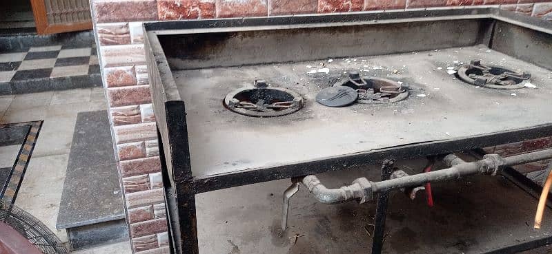 counter with burner and steel table 0