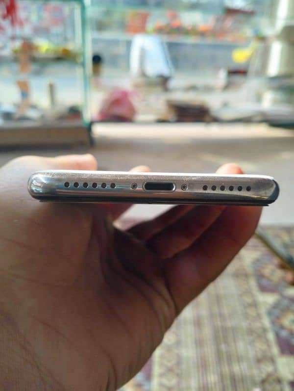 i am selling iphone x 64 gb white Colour 4