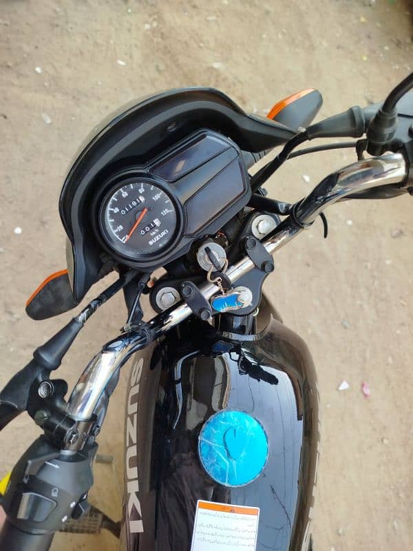 Suzuki 110 condition new 1000 km register Karachi 2