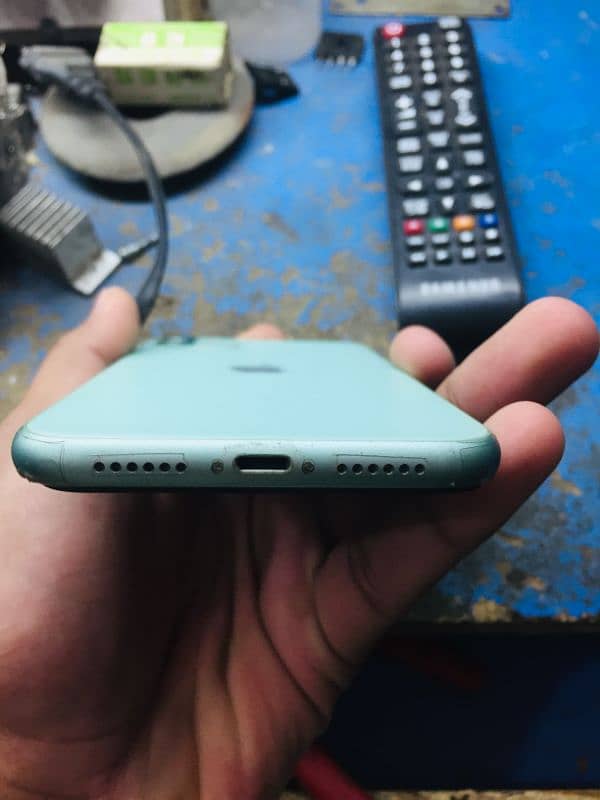 iPhone 11 condition bilkul saaf ha 64 GB  with box factory unlock 2