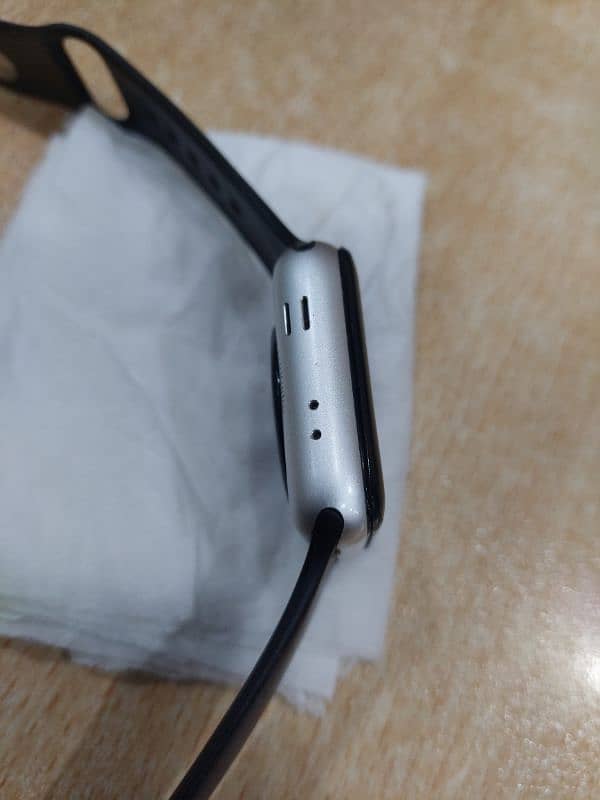 Apple Watch Series 3 Nike Edition With 10/9 Condition. 2