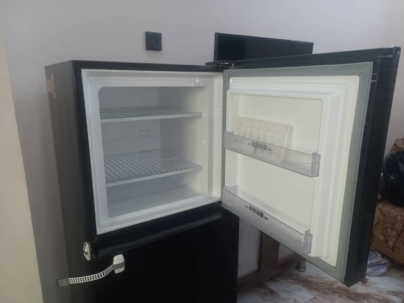 Dawlance REFRIGERATOR Good Condition 3