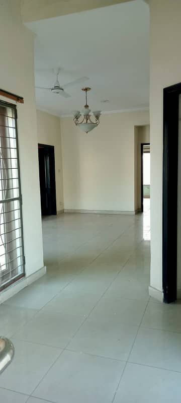 Tipu Design 10 Marla 5 Bed Rooms Fully Tiled For Rent 11