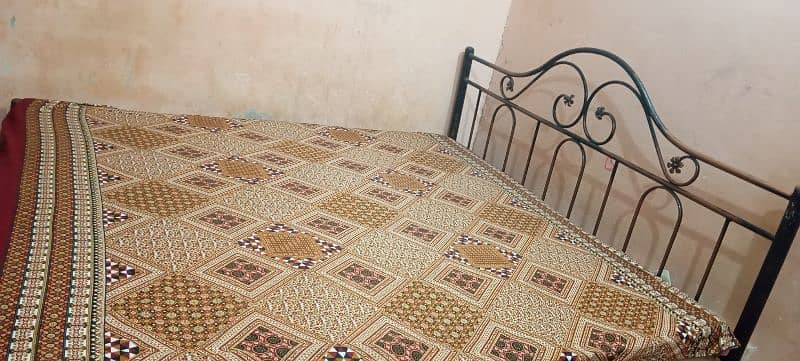 selling iron bed 0