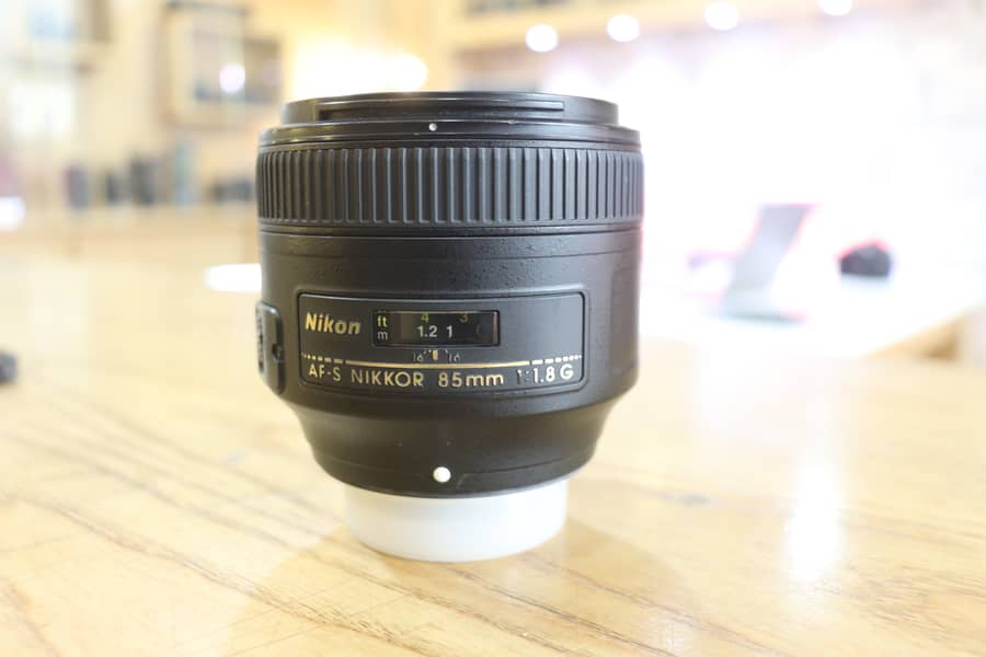 Nikon 85mm 1.8 G with box 5