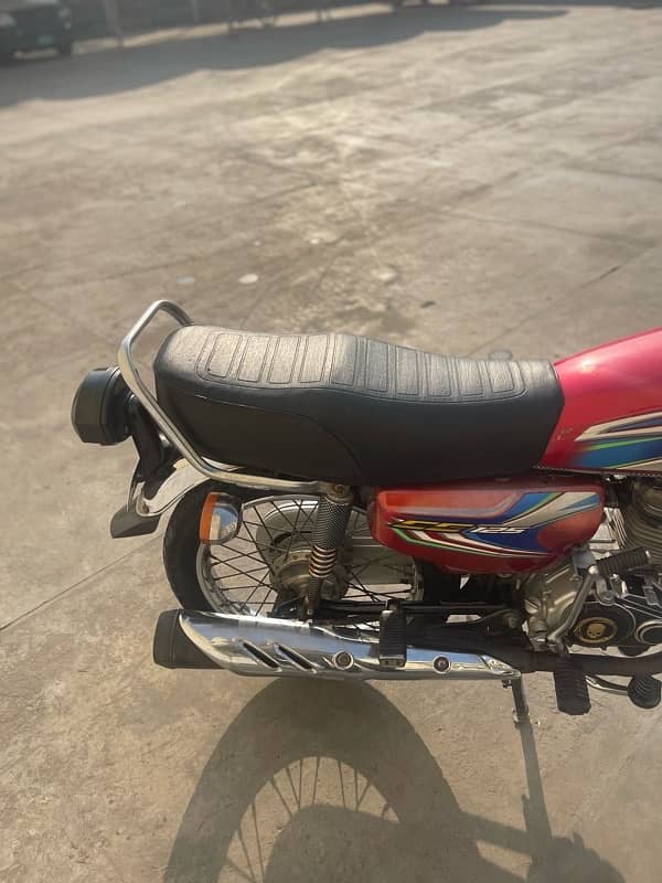 Honda 125 2014 model shock sa tiyar karwi ha bike bilkol ok black colr 4