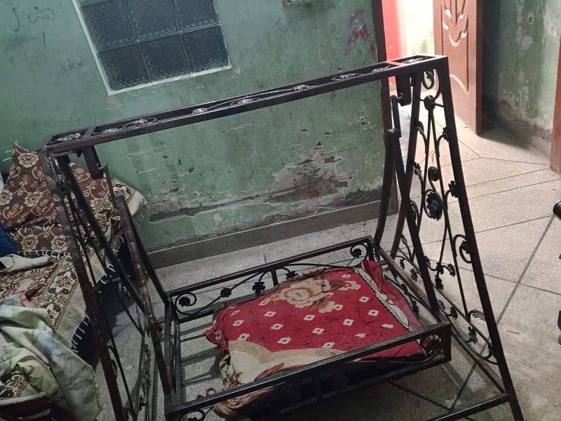 iron Jhola In Very Gud Condition 0