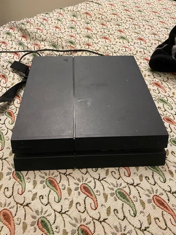 Playstation 4 (PS4) 500gb perfect condition with original controller 3