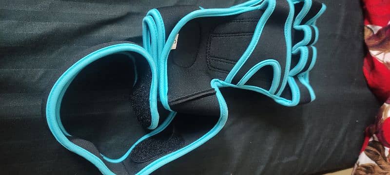 Gym gloves with wristbands 2