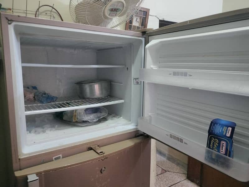 Dawlance Medium size fridge 4