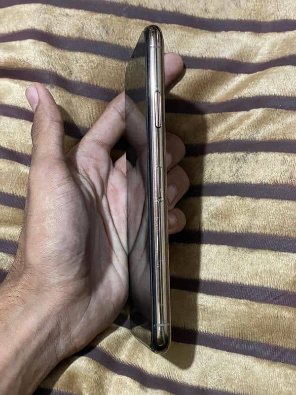 IPhone 11 Pro Max in very good condition 4