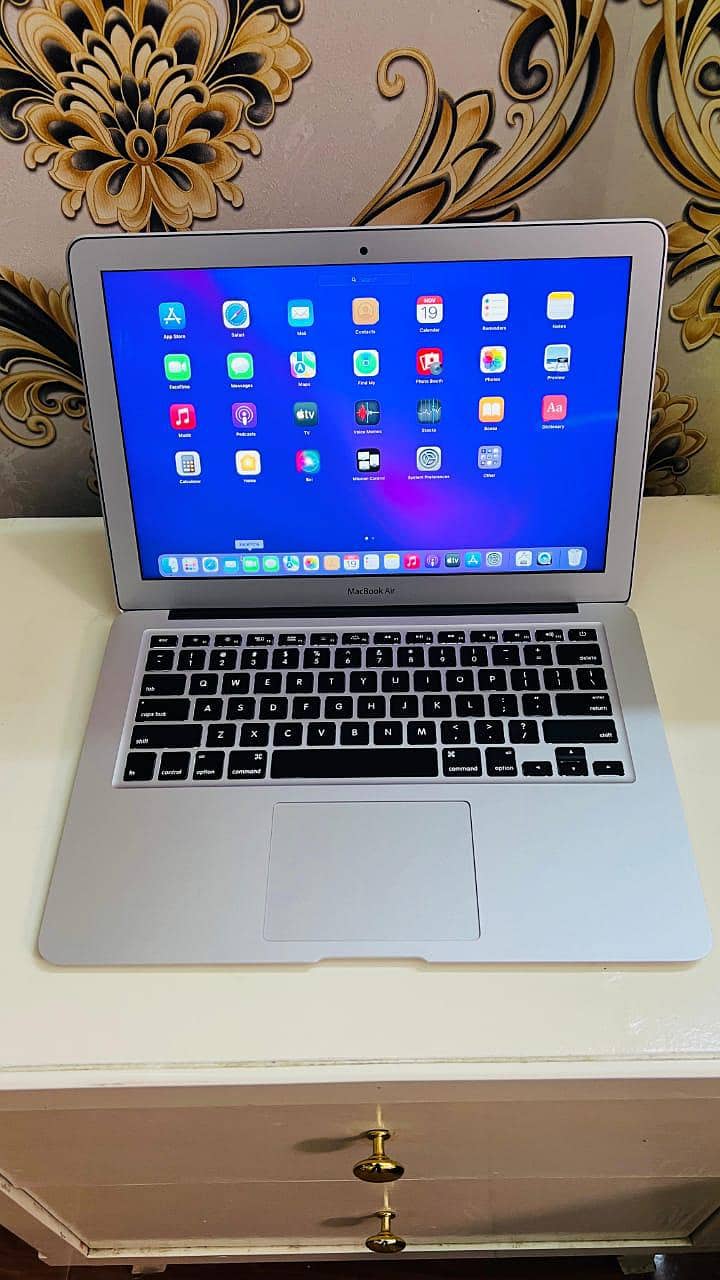 MacBook Air 2017 13.3 inch 8GB RAM 128GB SSD 0