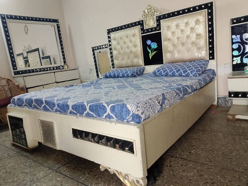 Double Bes Set with Mattress, Side Tables and Dressing Table For Sale 2