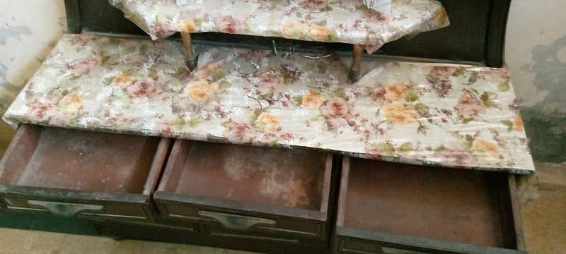 dressing Table in good condition with good wood 4