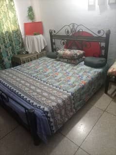 king size iron bed in good condition