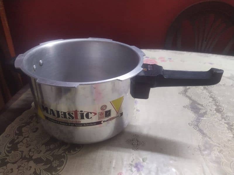 Pressure cooker by Majestic 2