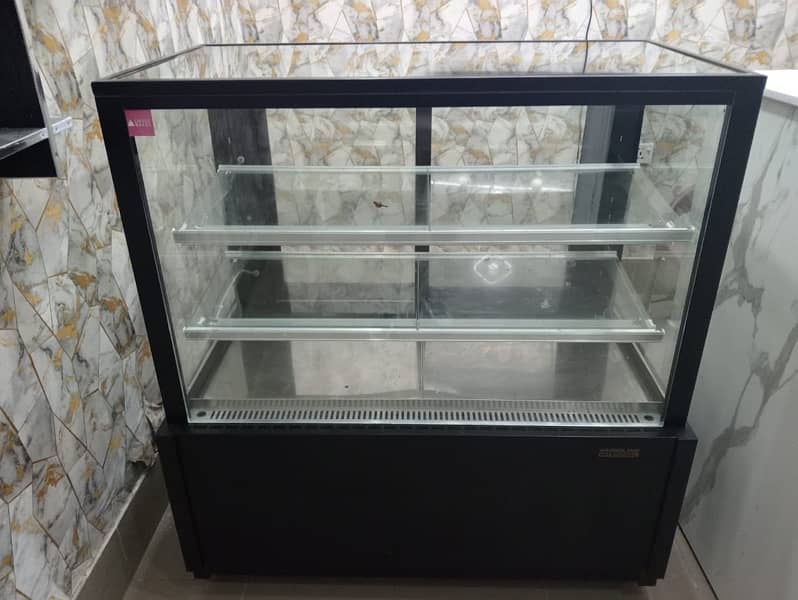 Cake counter with chiller 2