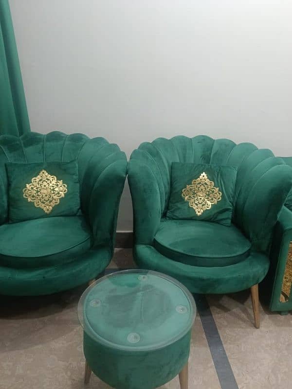 Green Chairs with Round Table 1