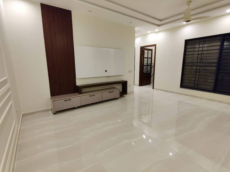 1 Kanal Luxury Out Class Upper Portion For Rent In DHA Phase 1,Block E, Lahore. 6