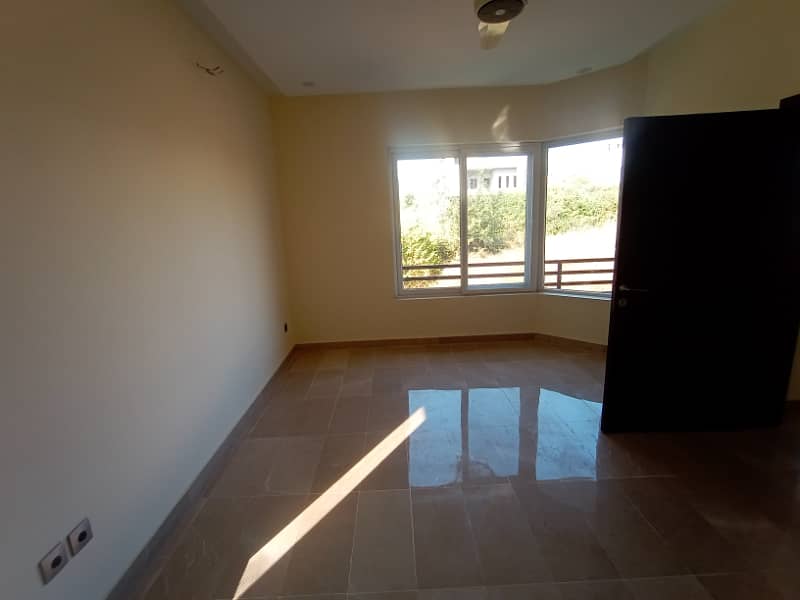 D12 Brand new upper portion 3bedroom near main road 7