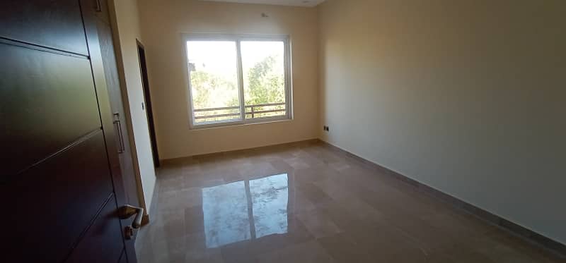 D12 Brand new upper portion 3bedroom near main road 19