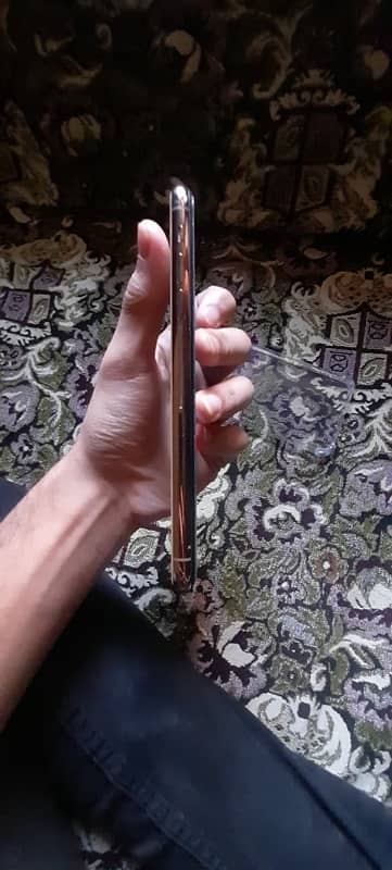 iphone 11 pro max , urgent sale needed cash , all ok , only btery chng 2