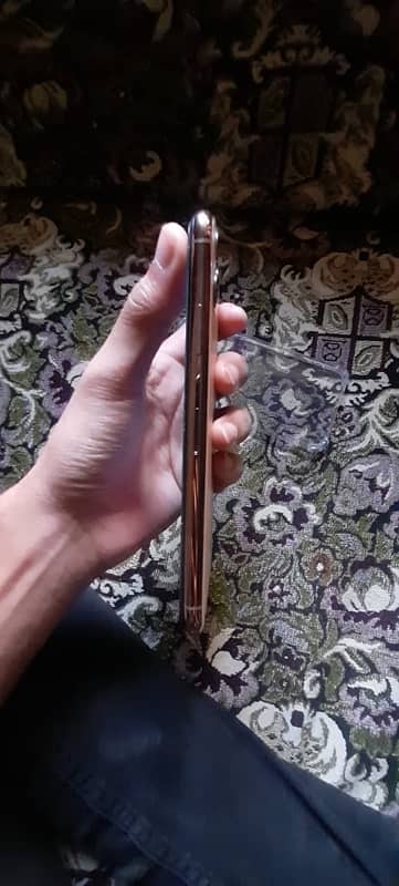 iphone 11 pro max , urgent sale needed cash , all ok , only btery chng 3