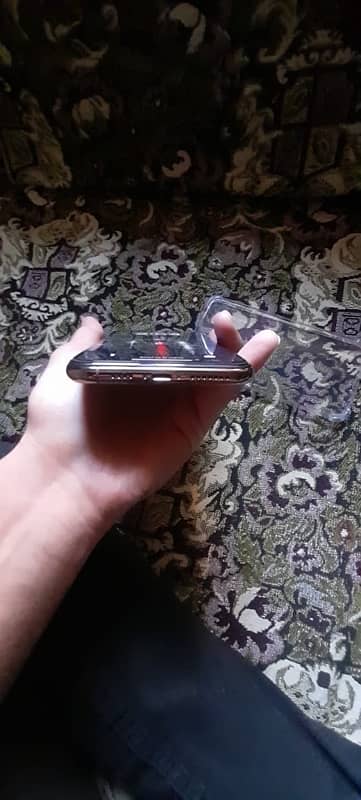 iphone 11 pro max , urgent sale needed cash , all ok , only btery chng 6