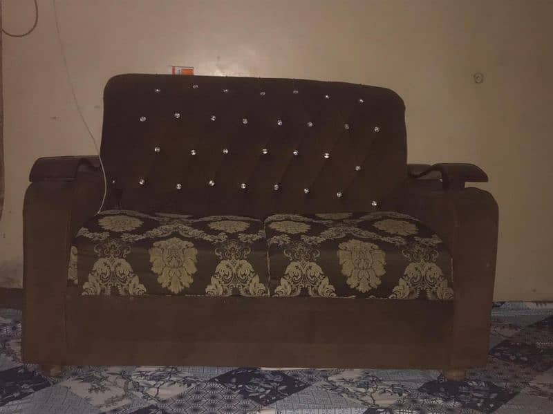 7 seter sofa set with table good condition 0