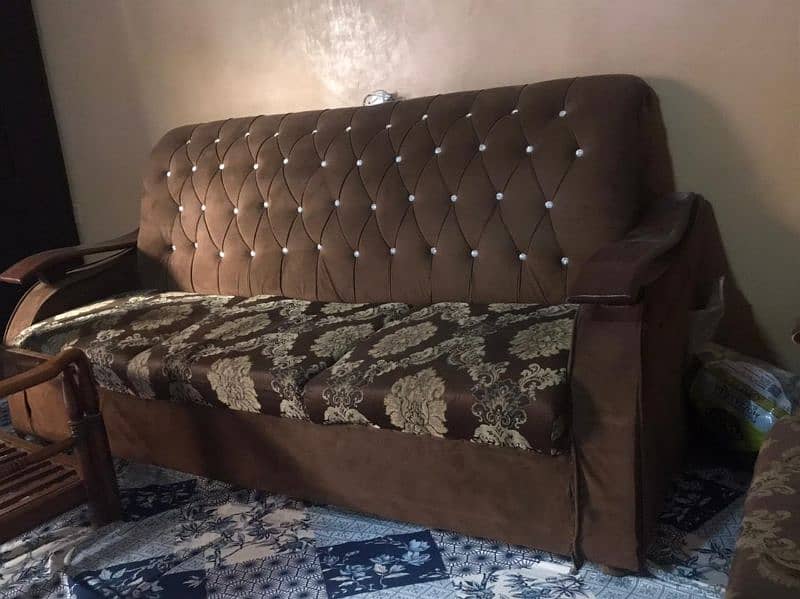 7 seter sofa set with table good condition 2