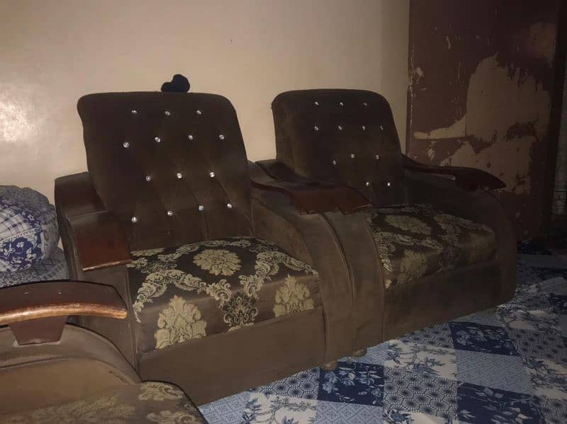 7 seter sofa set with table good condition 3