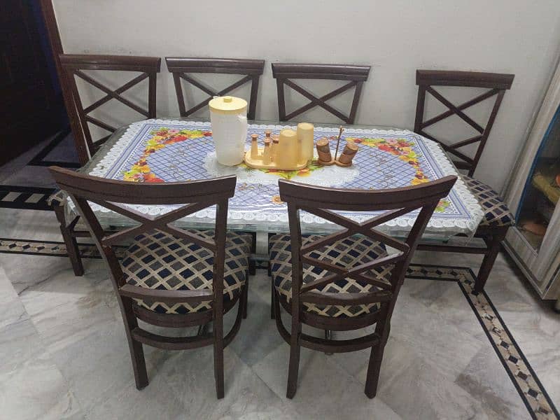 good new condition. glass 6seater dining table. 0