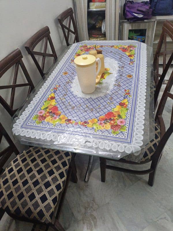 good new condition. glass 6seater dining table. 1