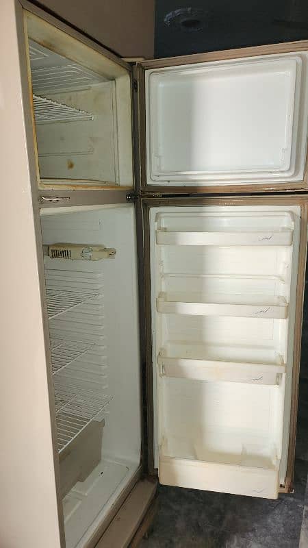 Dawalance medium size refrigerator 0