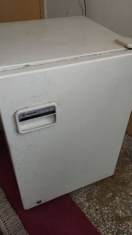 small single door Samsung refrigerator 0