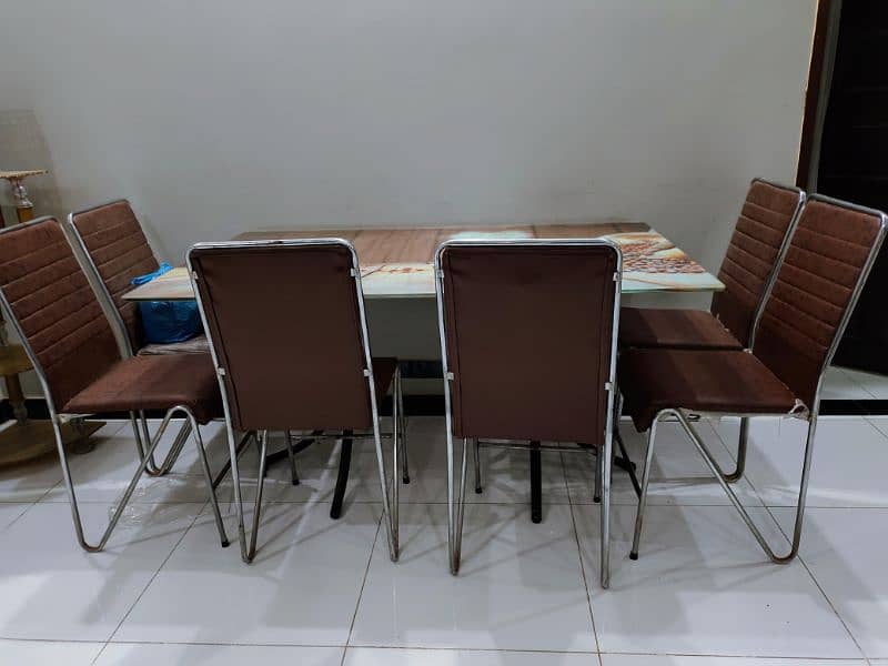 Dining Table In Good Condition 2