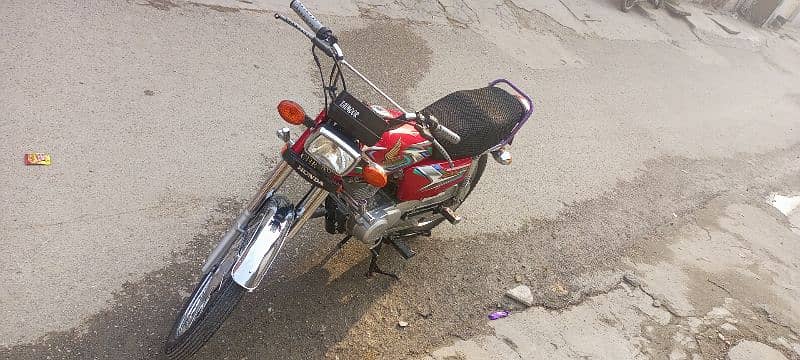 Honda 125 2023 model Islamabad register with two digit number 8