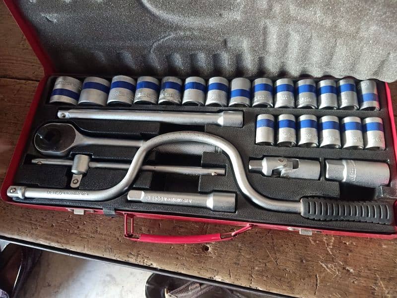 DEHCO W GERMANY RATCHET & SOCKET SET 1