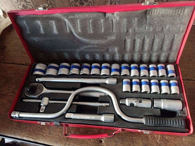 DEHCO W GERMANY RATCHET & SOCKET SET 2