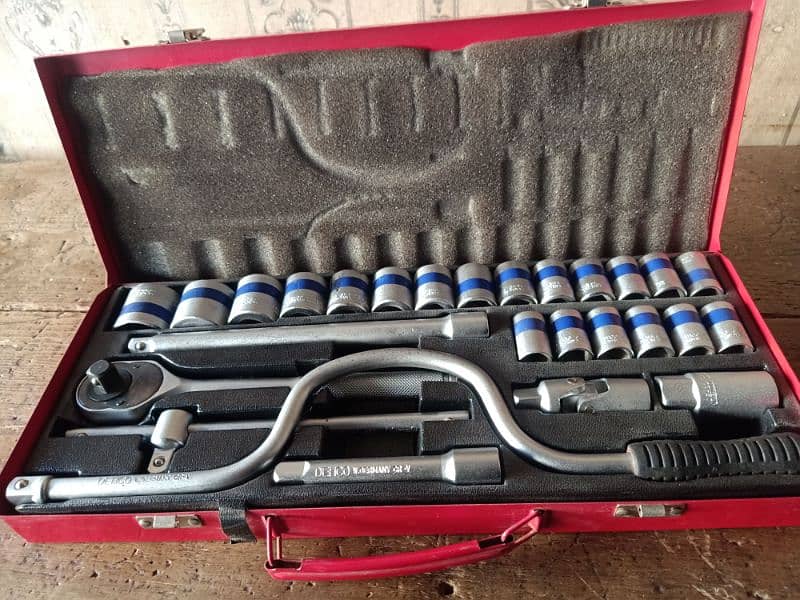 DEHCO W GERMANY RATCHET & SOCKET SET 5