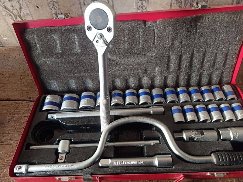 DEHCO W GERMANY RATCHET & SOCKET SET 6