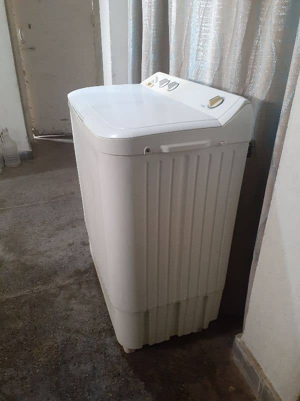 Haier washing machine and dryer (HWM 100-AS) 2