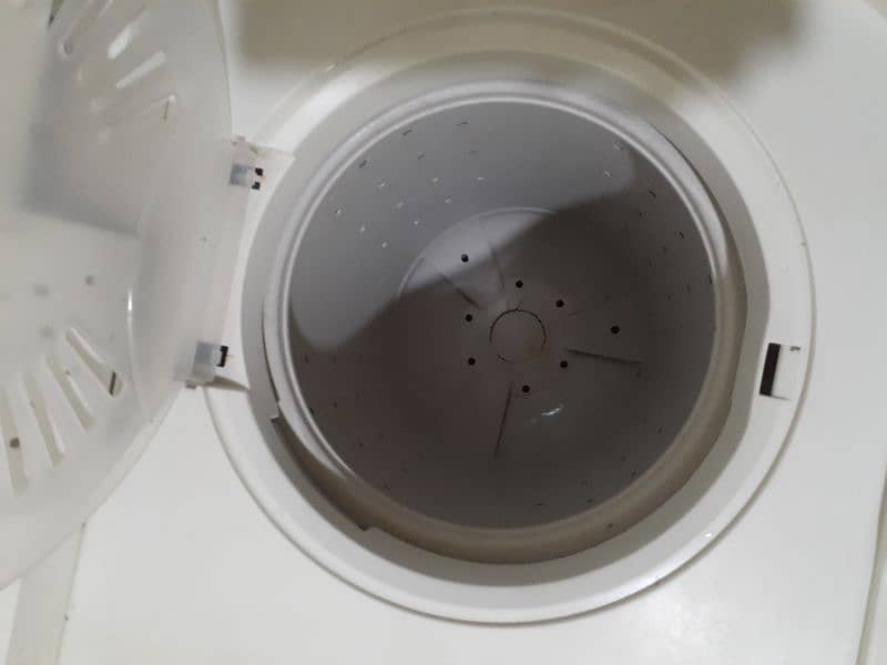 Haier washing machine and dryer (HWM 100-AS) 9