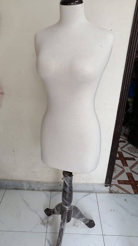 female mannequin 0